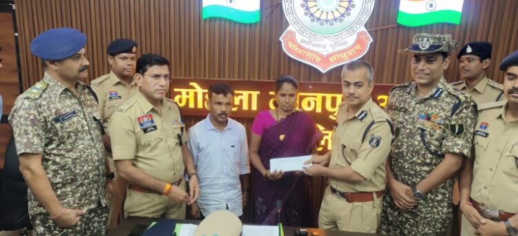 नक्सलियों को बड़ा झटका: माड़ डिवीजन के शिक्षा कमांडर और CNM प्रमुख ने किया आत्मसमर्पण