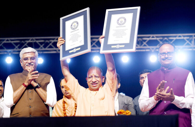 गिनीज बुक ऑफ वर्ल्ड रिकॉर्ड में दो कीर्तिमान दर्ज, एकसाथ जले 25 लाख 12 हजार 585 दीपों से जगमगा उठा रामनगरी