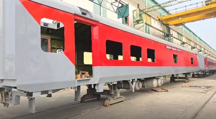 रायबरेली रेल डिब्बा कारखाने ने बनाया रिकॉर्ड, एक साल में तैयार किए 2025 कोच