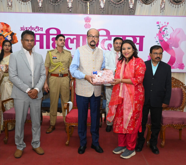 नारी शक्ति इस देश के विकास की धुरी है : राज्यपाल रमेन डेका
