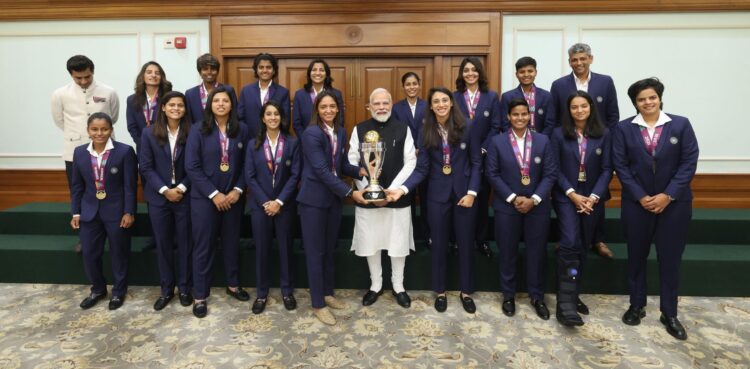 प्रधानमंत्री मोदी ने क्रिकेट विश्वकप विजेता भारतीय महिला टीम से अपने निवास पर की मुलाकात