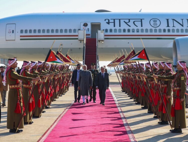 प्रधानमंत्री मोदी 7 साल बाद जॉर्डन पहुंचे, एयरपोर्ट पर पीएम जाफर ने जोरदार स्वागत किया