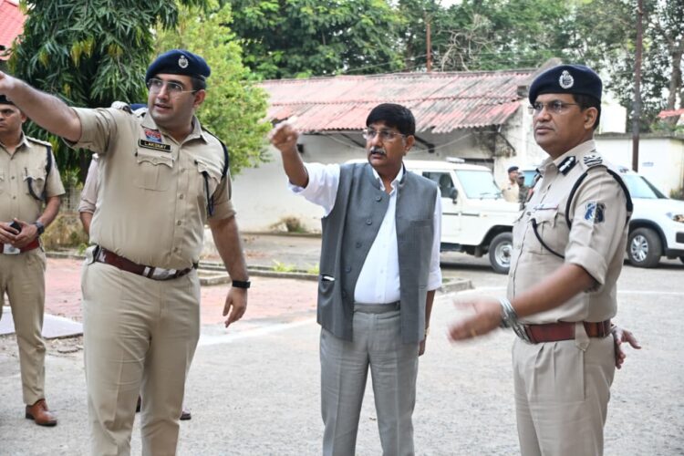 DGP अरुण देव गौतम ने जिला खैरागढ़-छुईखदान-गंडई के पुलिस अधीक्षक कार्यालय एवं पुलिस लाइन का किया निरीक्षण