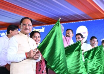 रेल मंत्री और मुख्यमंत्री ने रावघाट- रायपुर एवं रायपुर – कुरूद यात्री रेल सेवाओं को दिखाई हरी झंडी