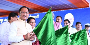 रेल मंत्री और मुख्यमंत्री ने रावघाट- रायपुर एवं रायपुर – कुरूद यात्री रेल सेवाओं को दिखाई हरी झंडी
