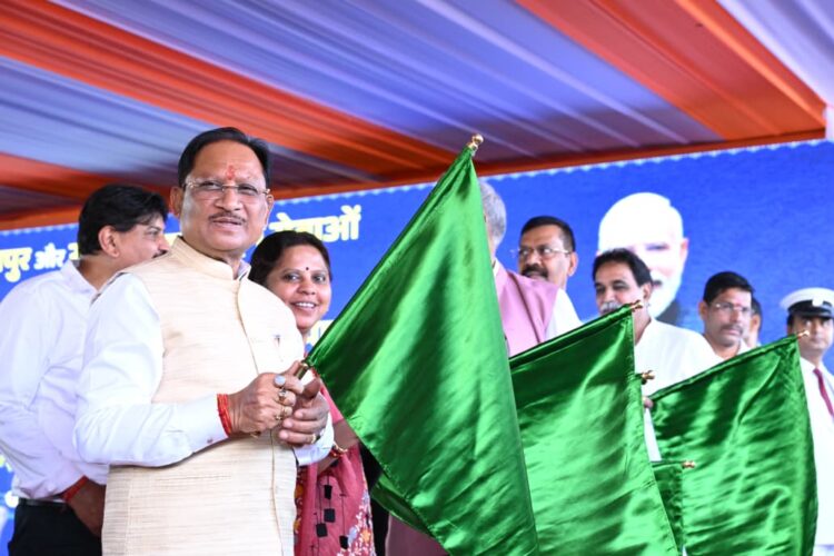 रेल मंत्री और मुख्यमंत्री ने रावघाट- रायपुर एवं रायपुर – कुरूद यात्री रेल सेवाओं को दिखाई हरी झंडी