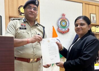 पॉक्सो एवं हत्या/बलात्कार के गंभीर प्रकरण में आरोपी को मृत्युदंड की सजा दिलाने वाली विशेष लोक अभियोजक को एसएसपी ने किया सम्मानित