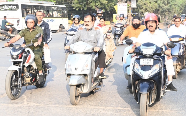 उप मुख्यमंत्री अरुण साव निकले स्कूटी पर, शहर भ्रमण कर सफाई और निर्माण कार्यों का किया निरीक्षण