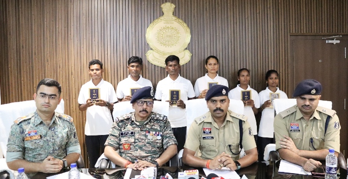 35 लाख रुपए ईनामी 6 नक्सलियों ने किया आत्मसमर्पण, ओडिशा राज्य में थे सक्रिय