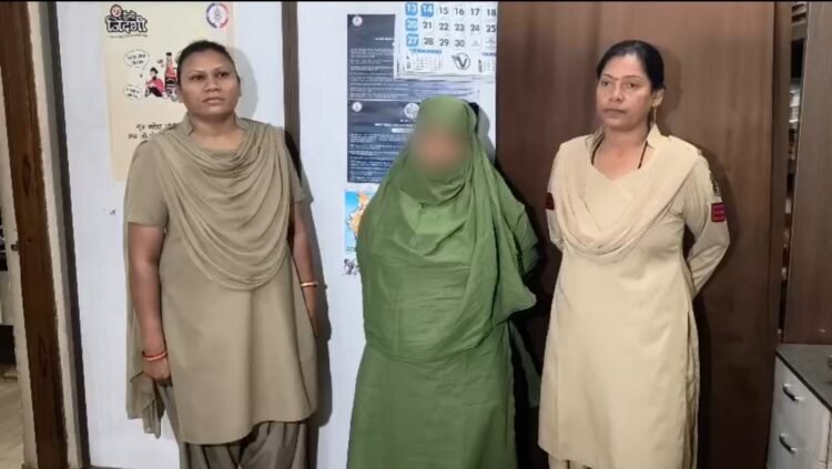 नगर निगम कर्मचारी होने का झांसा देकर ज्वेलरी दुकान से 1.88 करोड़ रुपये के आभूषणों की धोखाधड़ी करने वाली महिला आरोपी गिरफ्तार