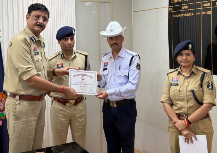 यातायात ड्यूटी के साथ उत्कृष्ट कार्य करने वाले 13 पुलिसकर्मियों को पुलिस कमिश्नर ने प्रशस्ति पत्र देकर किया सम्मानित