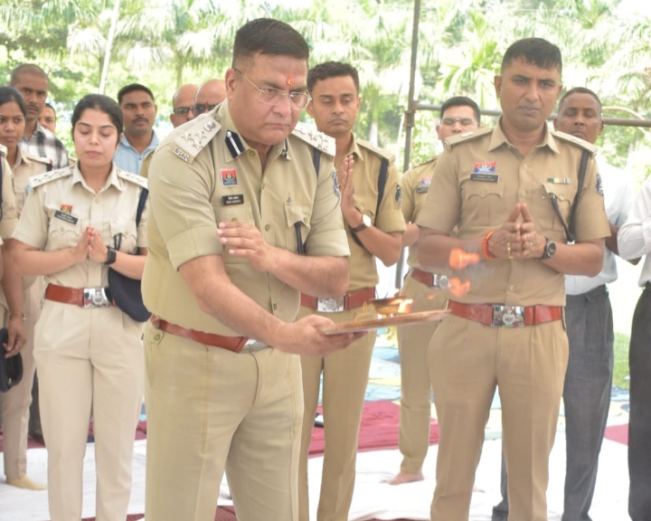 एसएसपी विजय अग्रवाल ने विजयदशमी पर्व पर परंपरानुसार शस्त्र पूजा, वाहन पूजन एवं हवन किया