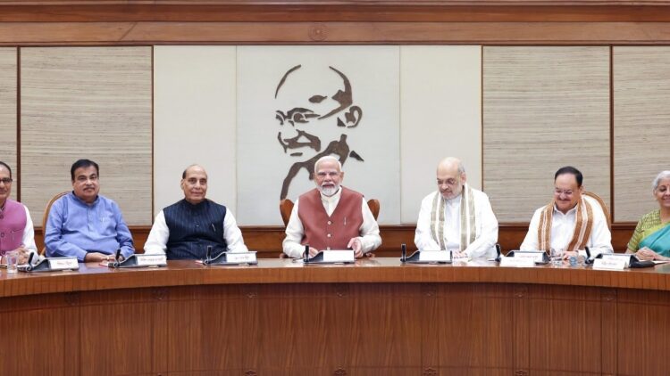 दिवाली से पहले मोदी कैबिनेट के बड़े फैसले: रेलवे कर्मचारियों को बोनस, किसानों के लिए 1 लाख करोड़ की 2 योजनाओ को दी मंजूरी