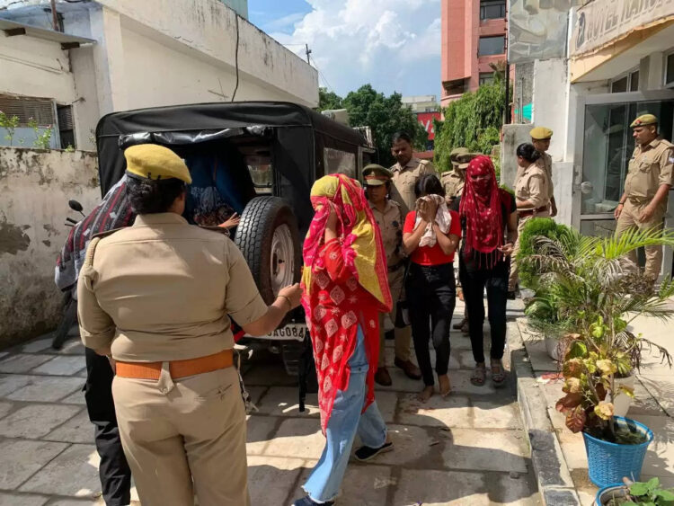 होटल में चल रहा था सेक्स रैकेट: पुलिस ने की छापेमारी, आपत्तिजनक हालत में पकड़े गये डेढ़ दर्जन से अधिक युवक व युवतियां