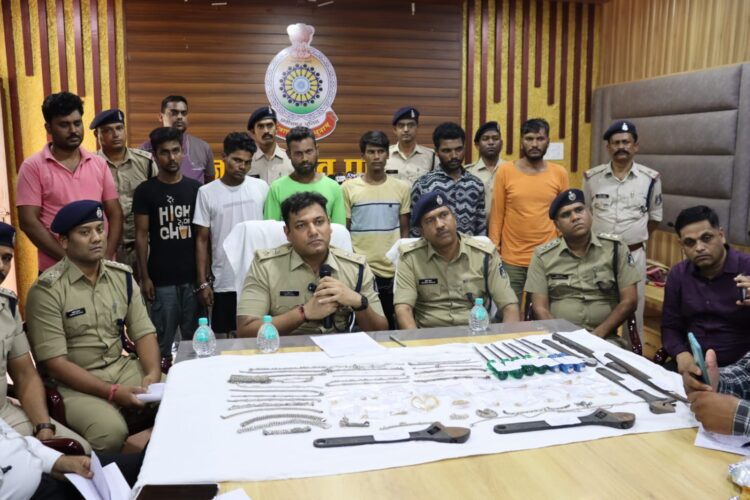 डकैती की प्लानिंग करते अन्तर्राज्यीय गिरोह के 06 सदस्य गिरफ्तार: छत्तीसगढ़ के तीन जिलों में दे चुके है चोरी की घटना को अंजाम, 6.56 लाख रुपए का जुमला जप्त