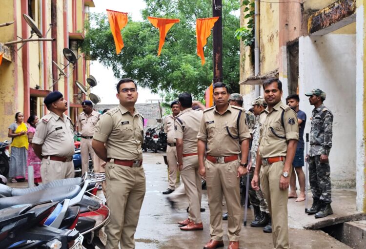 आज तड़के पुलिस की 100 सदस्यीय पुलिस टीम की बी.एस.यू.पी. कालोनी में की छापेमार कार्यवाही, अपराधों से दूर रहने दी गई हिदायत