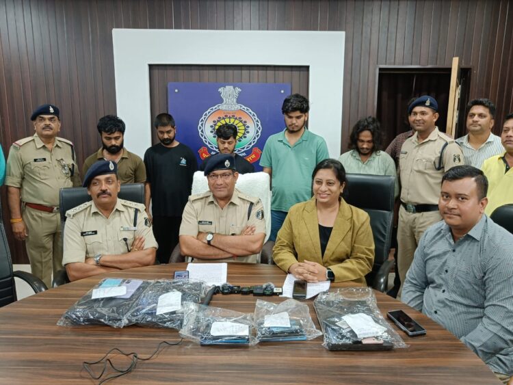 ऑनलाइन सट्टा खिलाते 06 सटोरिए चढ़े पुलिस के हत्थे: 05 नग लैपटाप, 21 नग मोबाईल, ग्लांजा कार, सोने के जेवरात सहित 25 लाख रूपये की मशरूका बरामद