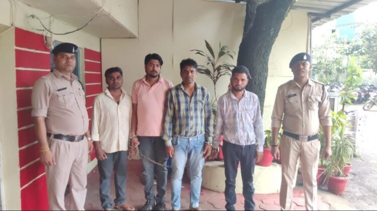 रजिस्ट्री कराकर किसी अन्य व्यक्ति का चेक प्रदान कर 73 लाख रूपये की धोखाधड़ी करने वाली महिला सहित 05 आरोपी गिरफ्तार