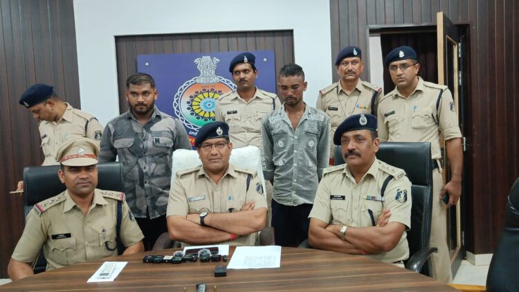 गोली चलाने वाले दो फरार आरोपी गिरफ्तार: पिस्टल का मैग्जीन, जिंदा कारतुस एवं धारदार हथियार बरामद