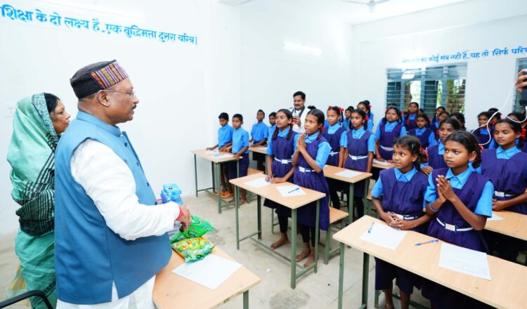 अपने स्कूल पहुंचकर पुराने दिनों को याद किया मुख्यमंत्री विष्णुदेव साय ने, कहा- शिक्षा से बहुत कुछ बदलता है