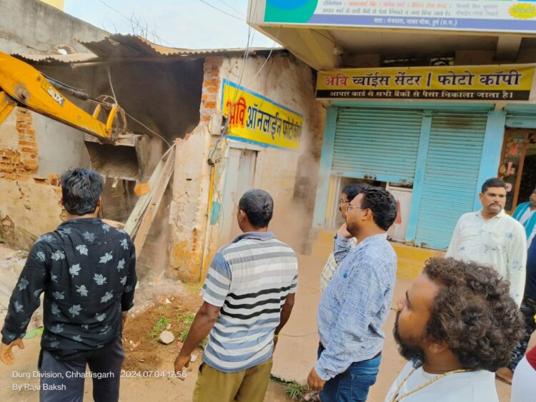 दुर्ग नगर निगम ने हटाया वर्षों पुराना कब्जा, जर्जर भवन को जेसीबी से किया धराशाही