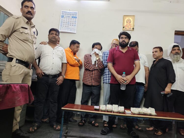 होटल पूनम में जुआ खेलते एक दर्जन जुआरी गिरफ्तार, नगदी रकम 420000 रूपये जप्त
