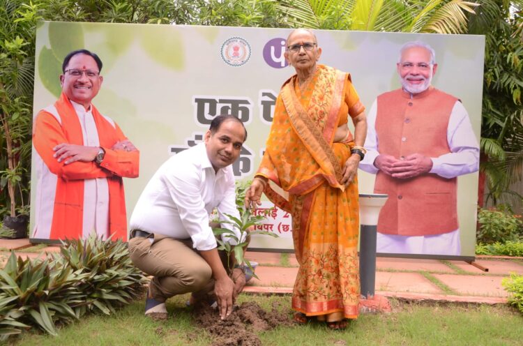 कलेक्टर डाॅ.गौरव सिंह ने एक पेड़ मां के नाम अभियान के तहत अपनी मां के साथ किया वृक्षारोपण