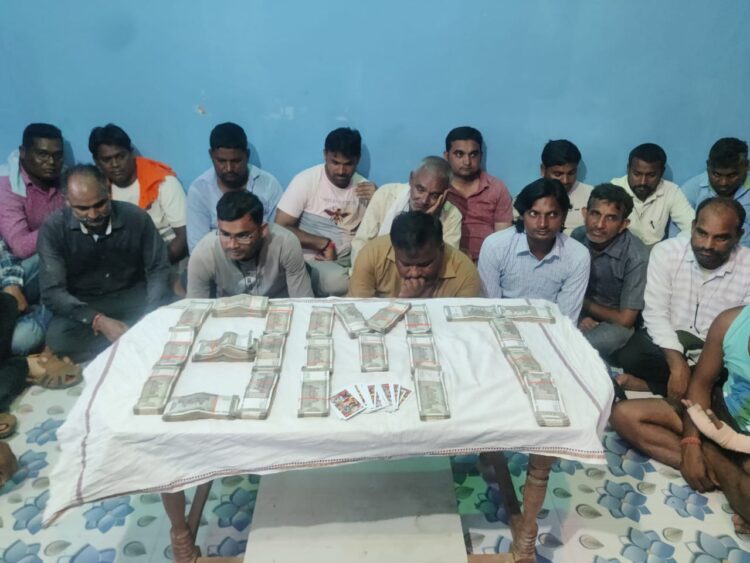 खेत में जुआ खेलते 23 जुआड़ी चढ़े पुलिस के हत्थे, नगद 12.37 लाख रुपए व अन्य सामान बरामद