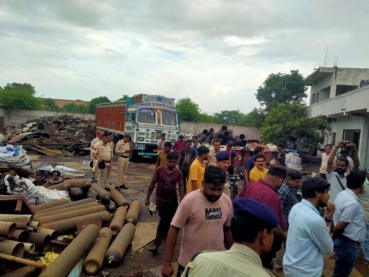 जिला प्रशासन, नगर निगम व पुलिस की कबाडियों पर संयुक्त कार्यवाही, 7.65 लाख रुपए का कबाड़ जप्त
