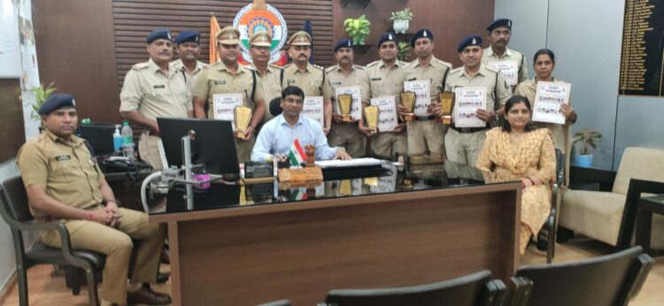 उत्कृष्ट कार्य करने पर बारह पुलिसकर्मी बने माह जून हेतु कॉप ऑफ द मंथ, अनुशासनहीनता बरतने पर आरक्षक को किया सस्पेंड