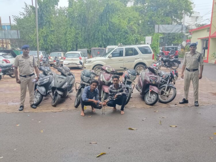 चोरी के 07 नग मोटर सायकल के साथ दो आरोपी गिरफ्तार, सिविल लाईन थाना क्षेत्र में छिपाकर रखे थे