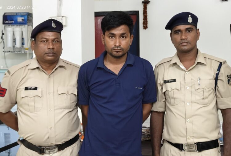 लड़की से होटल में जबरदस्ती दुष्कर्म करने और फोटो वायरल कर देने की धमकी देकर 5.22 लाख रुपए लेने वाला आरोपी गिरफ्तार