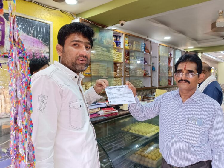 सुपेला के होटल और आइस्क्रीम पार्लर में निगम ने दी दबिश, खाद्य पदार्थ बासी पाये जाने पर 3900 रुपए का लगाया जुर्माना