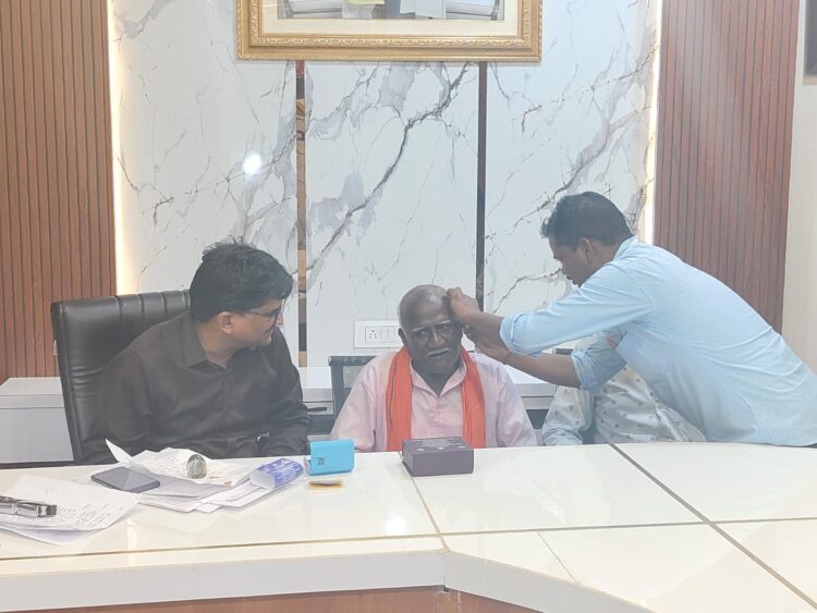 सीएम कैंप कार्यालय से महादेव को मिला श्रवण यंत्र, खुश होकर बुजुर्ग ने कहा- अब वह हर रविवार सुनेगा “मन की बात”
