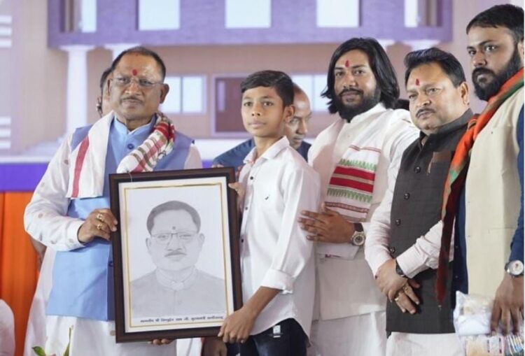 मुख्यमंत्री विष्णुदेव साय को छात्र ने भेंट की स्केच पोर्ट्रेट, सीएम ने दिया शुभाशिर्वाद