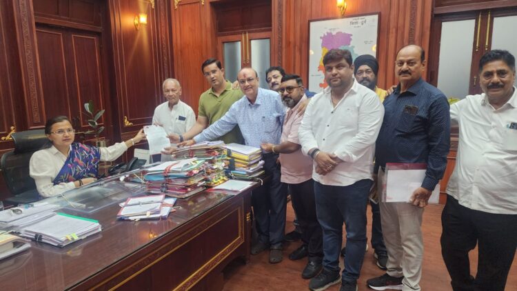 भिलाई ट्रक टेलर ट्रांसपोर्ट एसोसिएशन ने अध्यक्ष इंद्रजीत सिंह के नेतृत्व में कई मांगों को लेकर कलेक्टर को सौंपा ज्ञापन