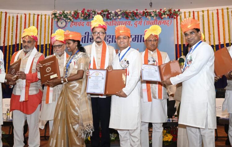 हेमचंद यादव के दीक्षांत समारोह में शामिल हुए राज्यपाल और मुख्यमंत्री, 68 विद्यार्थियों को शोध उपाधि एवं 48 को स्वर्ण मंडित पदक प्रदान किया गया