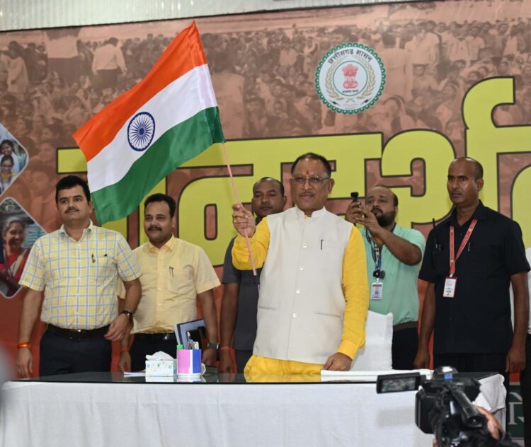 रिमझिम बारिश के बीच जनदर्शन में बड़ी संख्या में पहुंचे आमजन: मुख्यमंत्री ने हर घर तिरंगा कार्यक्रम का किया शुभारंभ, जनदर्शन में सुनी लोगों की समस्याएं