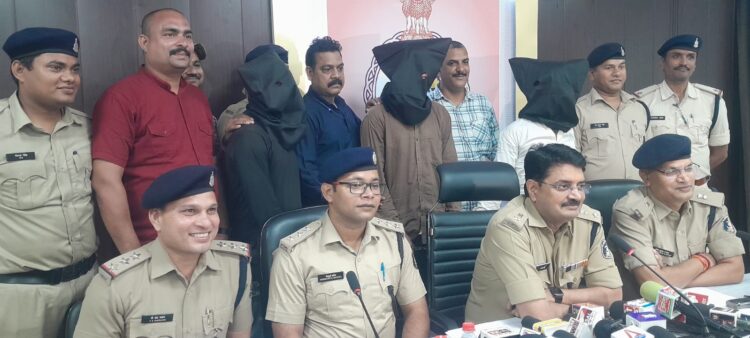 SP रजनेश सिंह ने दिनदहाड़े हुए लूट का किया खुलासा: पिस्तौल की नोक पर लूट करने वाले 03 आरोपी गिरफ्तार; सोने का लॉकेट, सोने का गेहूं दाना, सोने का मोतीदाना और सोने की अंगूठी बरामद