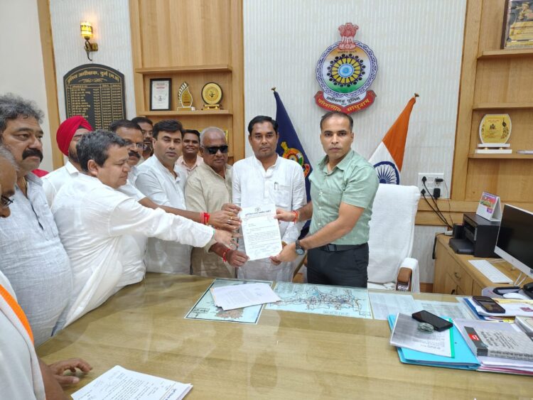 कांग्रेसियों ने दुर्ग एसपी को सौंपा ज्ञापन, 48 घंटे में कार्रवाई न होने पर थाना घेराव की दी चेतावनी