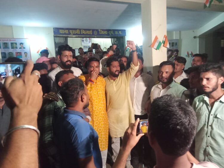 भिलाई 3 थाना में बजरंगी को पीटने का आरोप: भाजपा विधायक, जिला अध्यक्ष समेत सैकड़ों भाजपाइयों ने घेरा थाना, सभापति सहित अन्य के खिलाफ FIR दर्ज