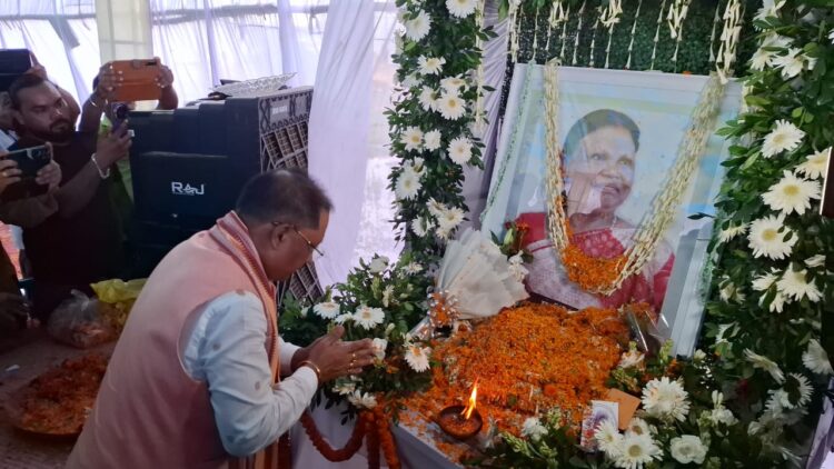 मुख्यमंत्री विष्णुदेव साय ने स्वर्गीय झिंगिया उरांव को ओडिशा पहुंचकर श्रद्धांजलि अर्पित की