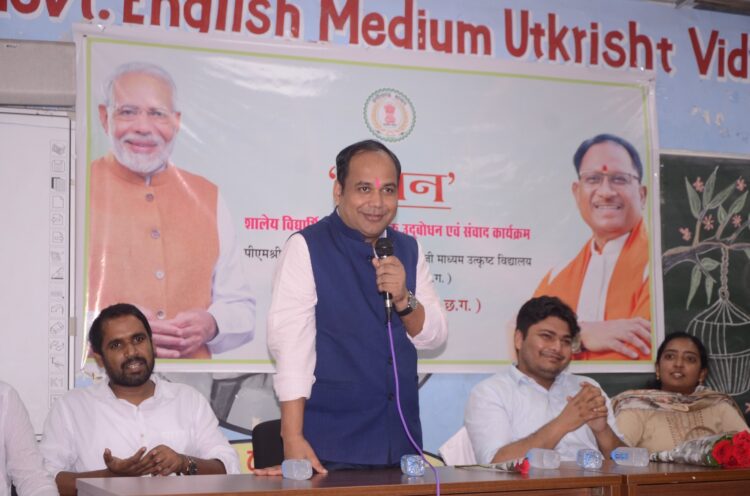 कलेक्टर डाॅ. गौरव सिंह ने उड़ान कार्यक्रम के माध्यम से स्कूल के विद्यार्थियों को बताए सफलता के मूलमंत्र