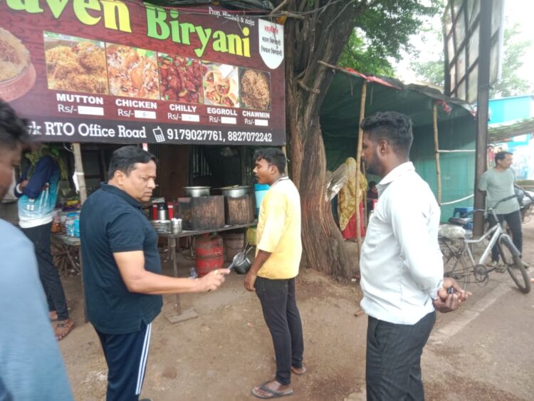 होटल संचालक से निगम आयुक्त ने उठवाया कचरा: लगाई जमकर फटकार, बोले दोबारा सड़क पर मत फेंकना