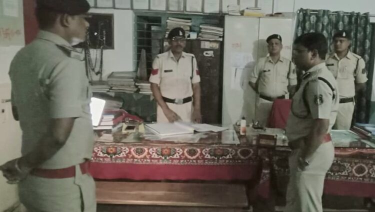 SSP डॉ. संतोष सिंह ने थाना खरोरा, तिल्दा-नेवरा, सिलियारी चौकी, विधानसभा थाना का किया औचक निरीक्षण
