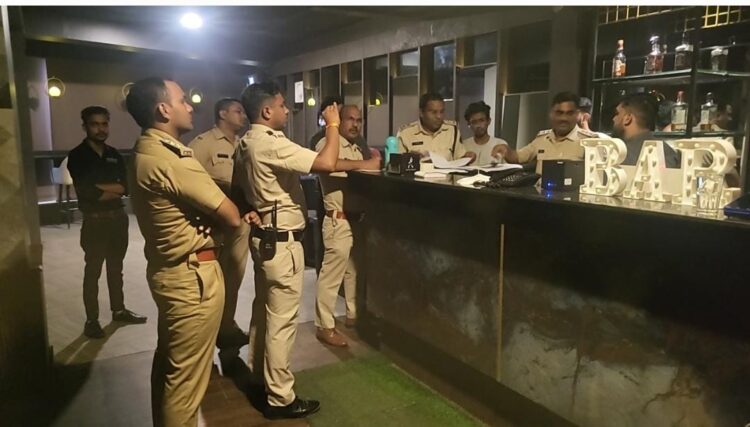 महिलाओ का अश्लील एवं कमोत्तेजक फोटो सोशल मीडिया में पोस्ट करने वाले बार पर पुलिस ने मारा छापा