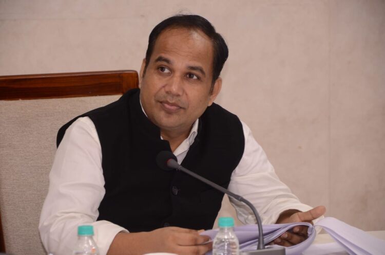 कलेक्टर डाॅ.गौरव सिंह की पहल पर एक ही दिन में 71 अधिकारियों को इंडियन रेडक्रास सोसायटी का आजीवन सदस्य बनाया गया