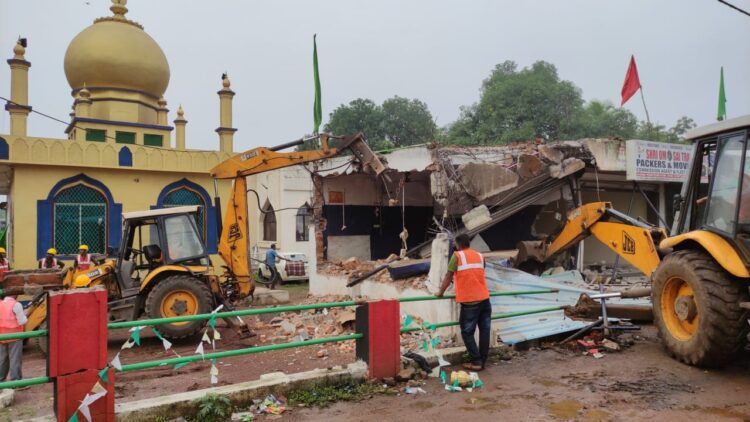 अवैध रूप से निर्मित दुकान, हाॅल, आफिस, चबुतरा, स्वागत द्वार एवं बाउण्ड्रीवाल पर चला भिलाई निगम का बुलडोजर