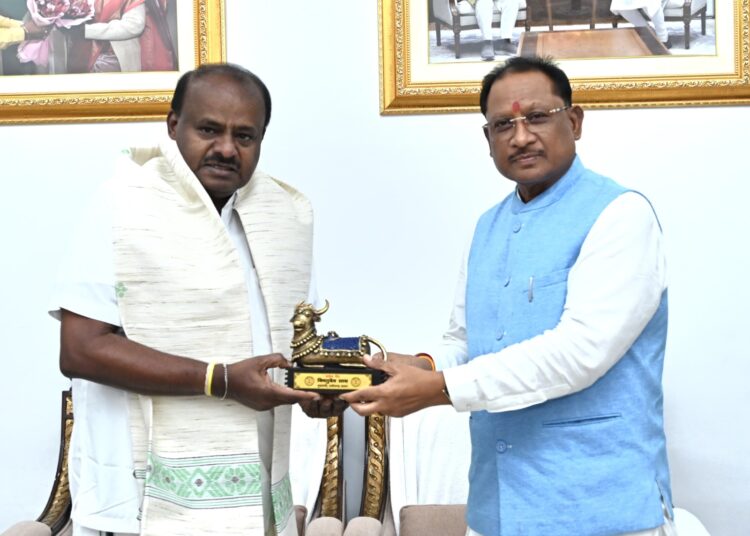 मुख्यमंत्री विष्णु देव साय से केंद्रीय इस्पात एवं भारी उद्योग मंत्री एच.डी. कुमार स्वामी ने की सौजन्य मुलाकात