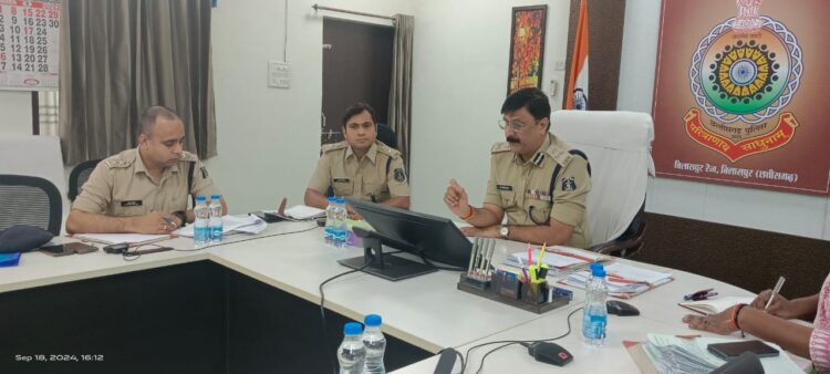 IG डॉ. संजीव शुक्ला ने रेंज अंतर्गत जिलों के पुलिस अधीक्षकों की ली समीक्षा बैठक, मुख्यमंत्री द्वारा दिए गए दिशा निर्देशो पर कार्यवाही करने के दिए निर्देश